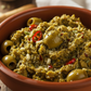 olive verdi schiacciate e condite con aglio origano peperoncino e olio di oliva conenute in una terrina