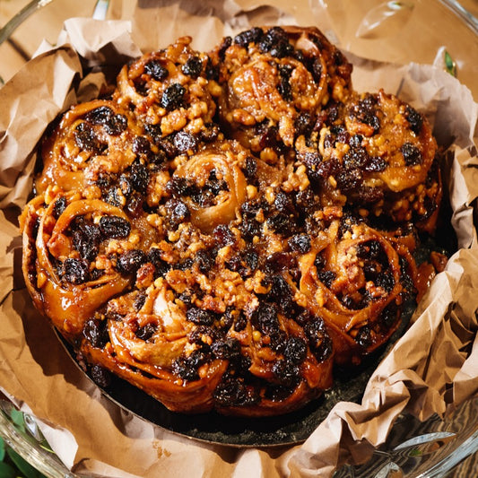 Pitta nchiusa dolce tipico calabrese con frutta secca e miele in un piatto decorativo.