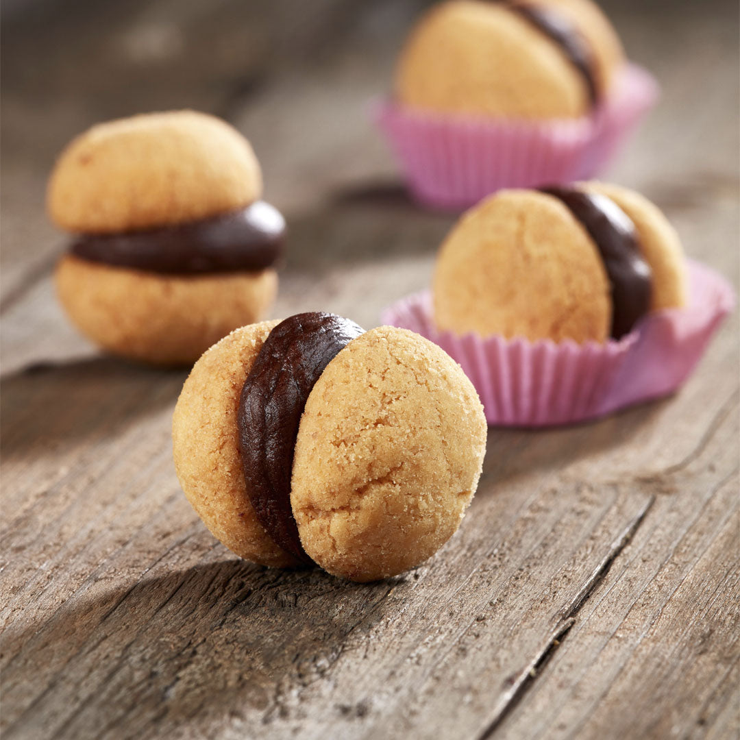 Baci di Dama: piccoli dolcetti tondi con cioccolato, perfetti per ogni momento della giornata.