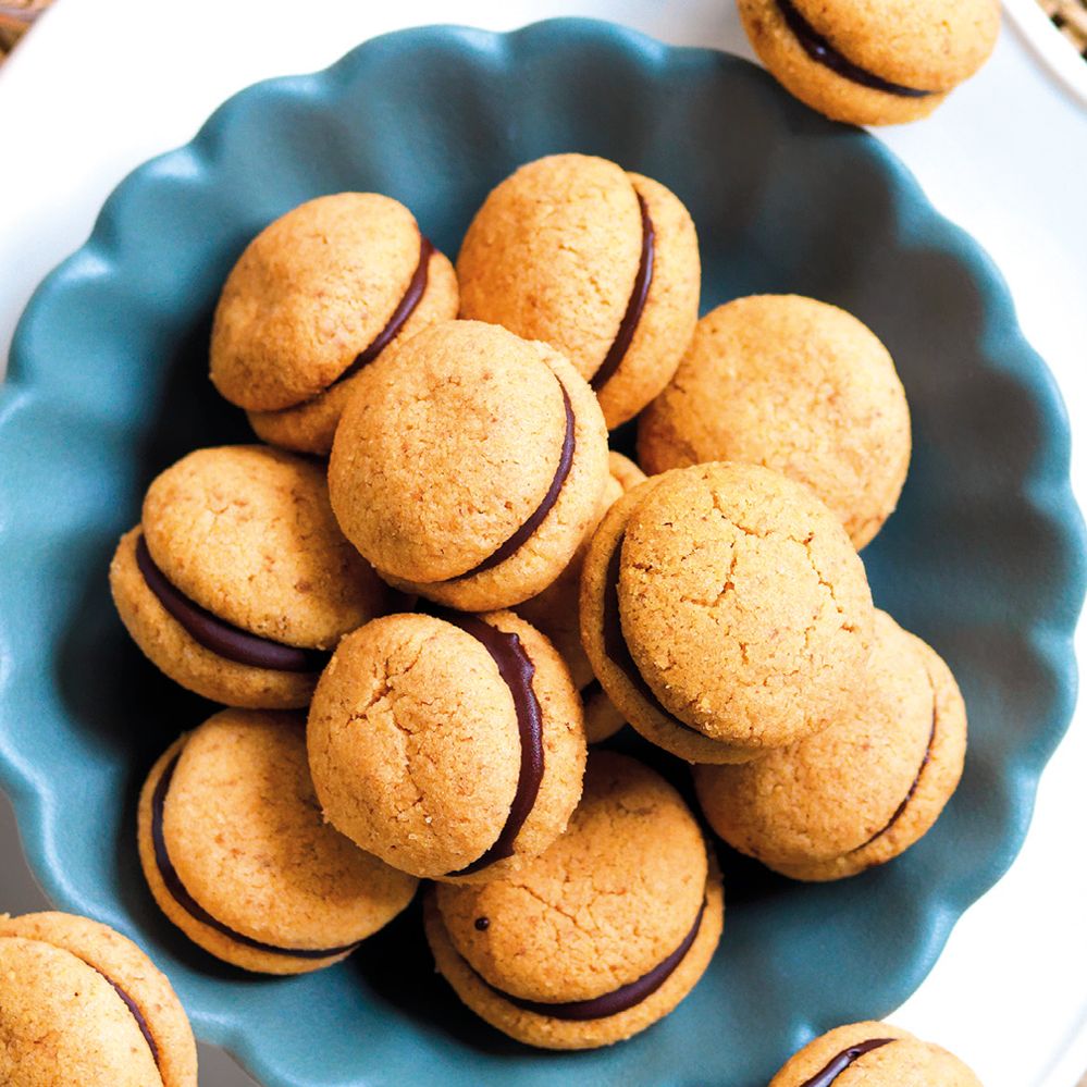 Baci di Dama: dolci tondi con cuore di cioccolato, perfetti per ogni momento della giornata.