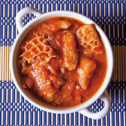 Trippa pronta alla Calabrese in un piatto di ceramica, con sugo di pomodoro e ingredienti aromatici