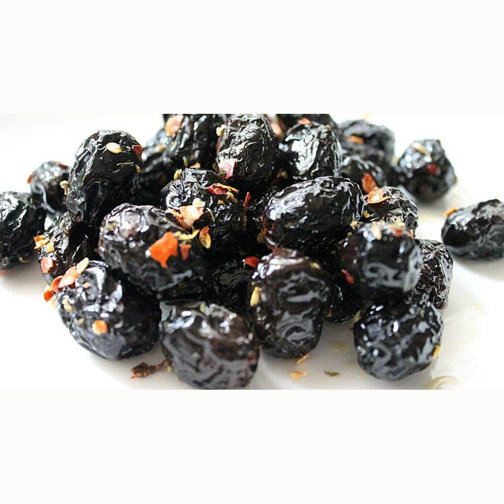 Olive nere medie informate ed aromatizzate in olio con peperoncino e aromi naturali.